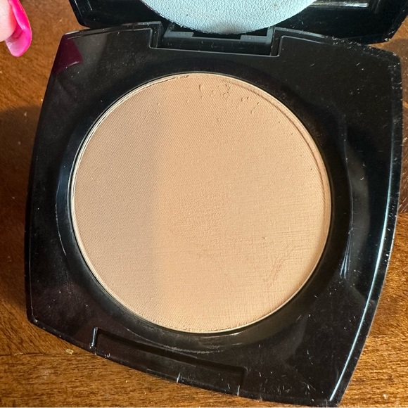 Avon Pressed Powder Dark - Picture 2 of 4